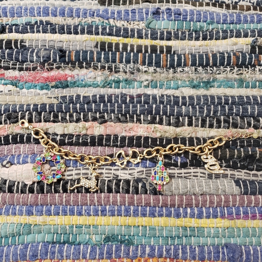 🌼5 for $25🌼 Avon Christmas winter charm bracelet